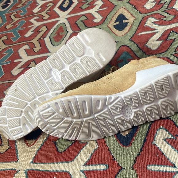 Buttery Yellow New Balance Sneakers W8.5-9 - Picture 3 of 5